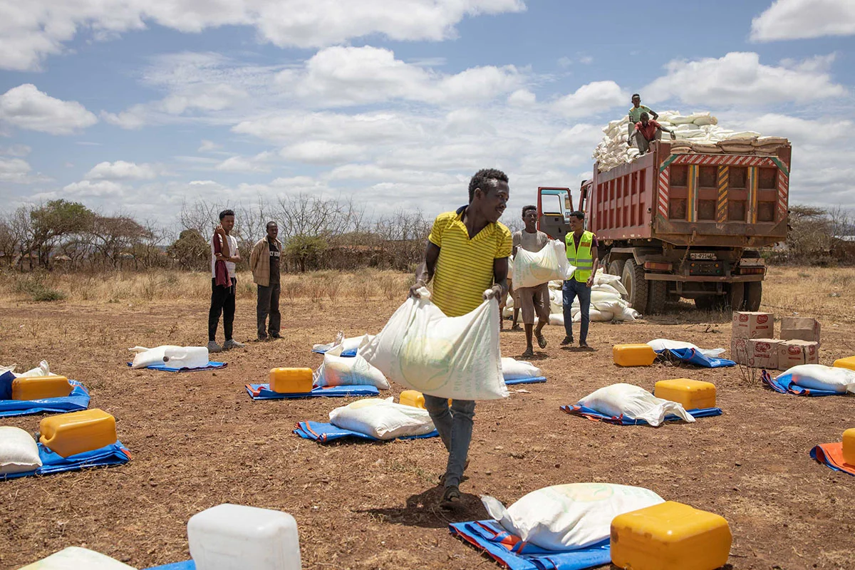 Dürre in Äthiopien: Verteilung von Nothilfe-Paketen in Borena | Stiftung Menschen für Menschen Mitarbeiter verteilen Nothilfe-Pakete