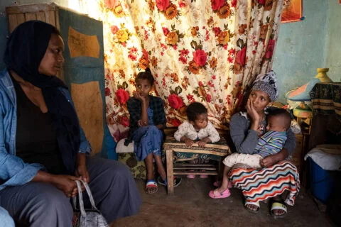 Familie von Hirut aus Debre Berhan, Äthiopien | Stiftung Menschen für Menschen Die Familie von Hirut in ihrer Unterkunft