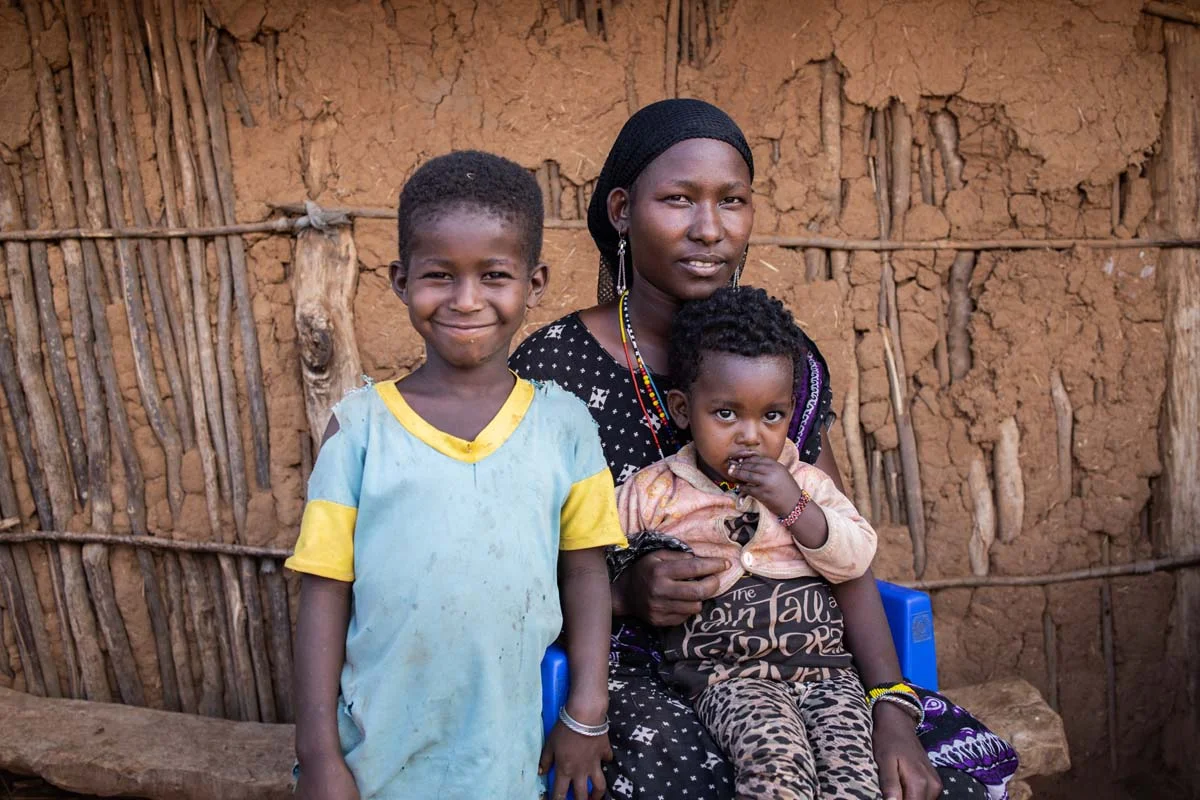 Aufgrund der psychischen Krankheit ihres Mannes muss sie sich alleine um ihre zweijährigen Tochter Bati und ihren Sohn kümmern