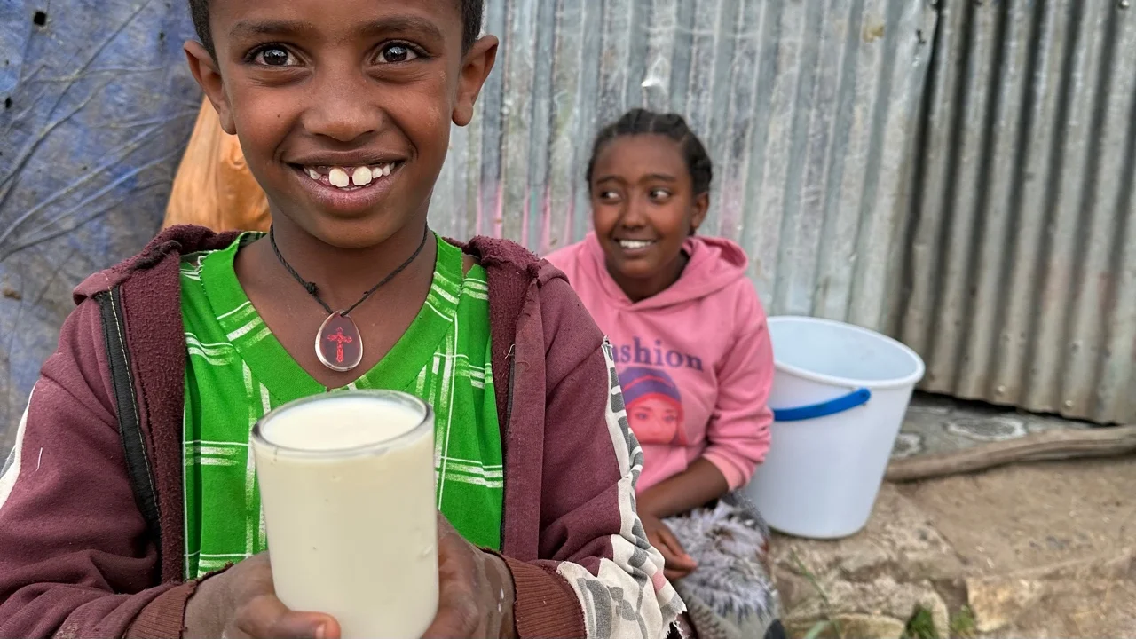 Sinidus Bruder zeigt Milchglas