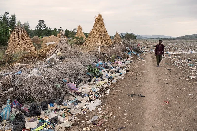 Abfall in Shewarobit | Stiftung Menschen für Menschen Abfall türmt sich am Wegrand in Shewarobit