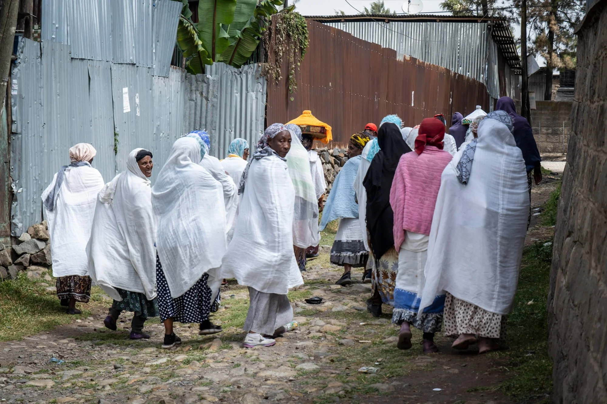 Gläubige Menschen in weisser Kleisdung | Stiftung Menschen für Menschen Eine Gruppe gläubiger Menschen in weissen Kleidung