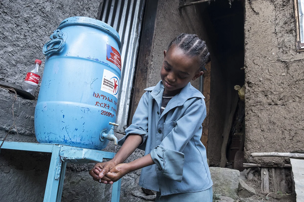 Mädchen wäscht ihre Hände | Stiftung Menschen für Menschen Mädchen wäscht ihre Hände dank einem Wasserkanister von der Stiftung