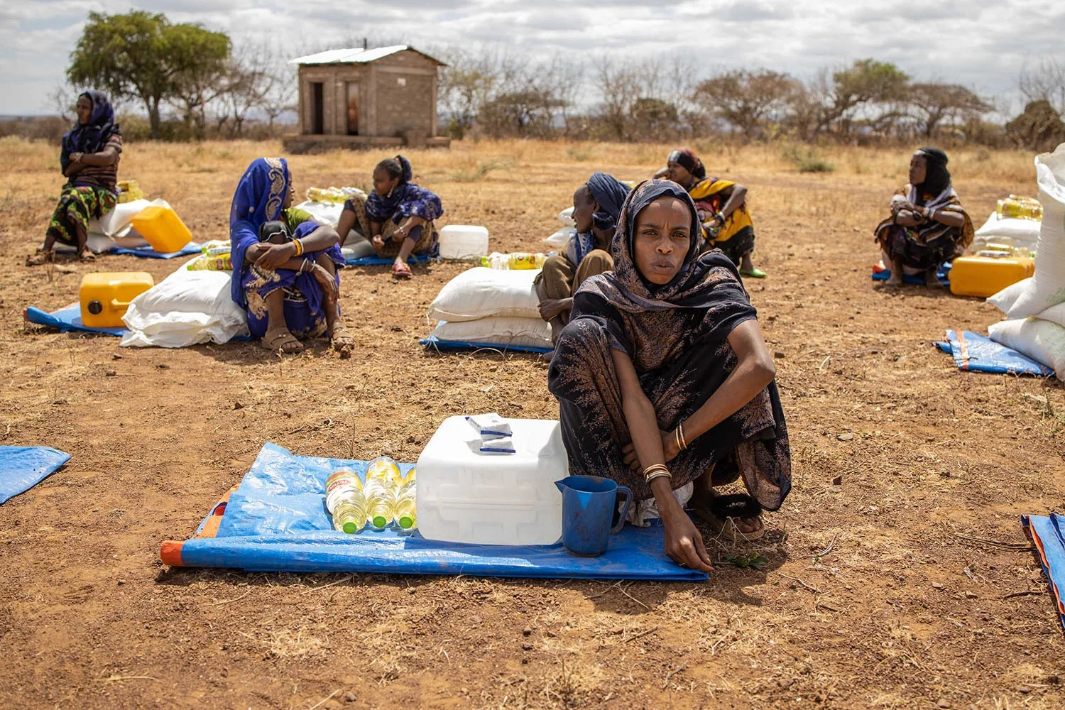 Dürre in Äthiopien: Nothilfe-Verteilung in Borena | Stiftung Menschen für Menschen Frauen sitzen neben ihren Nothilfe-Paketen