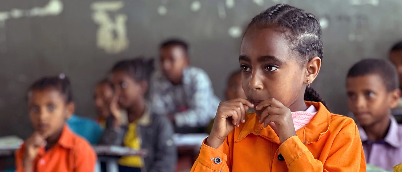 Mädchen während Schulunterricht in Debre Berhan, Äthiopien | Stiftung Menschen für Menschen Mädchen während Schulunterricht