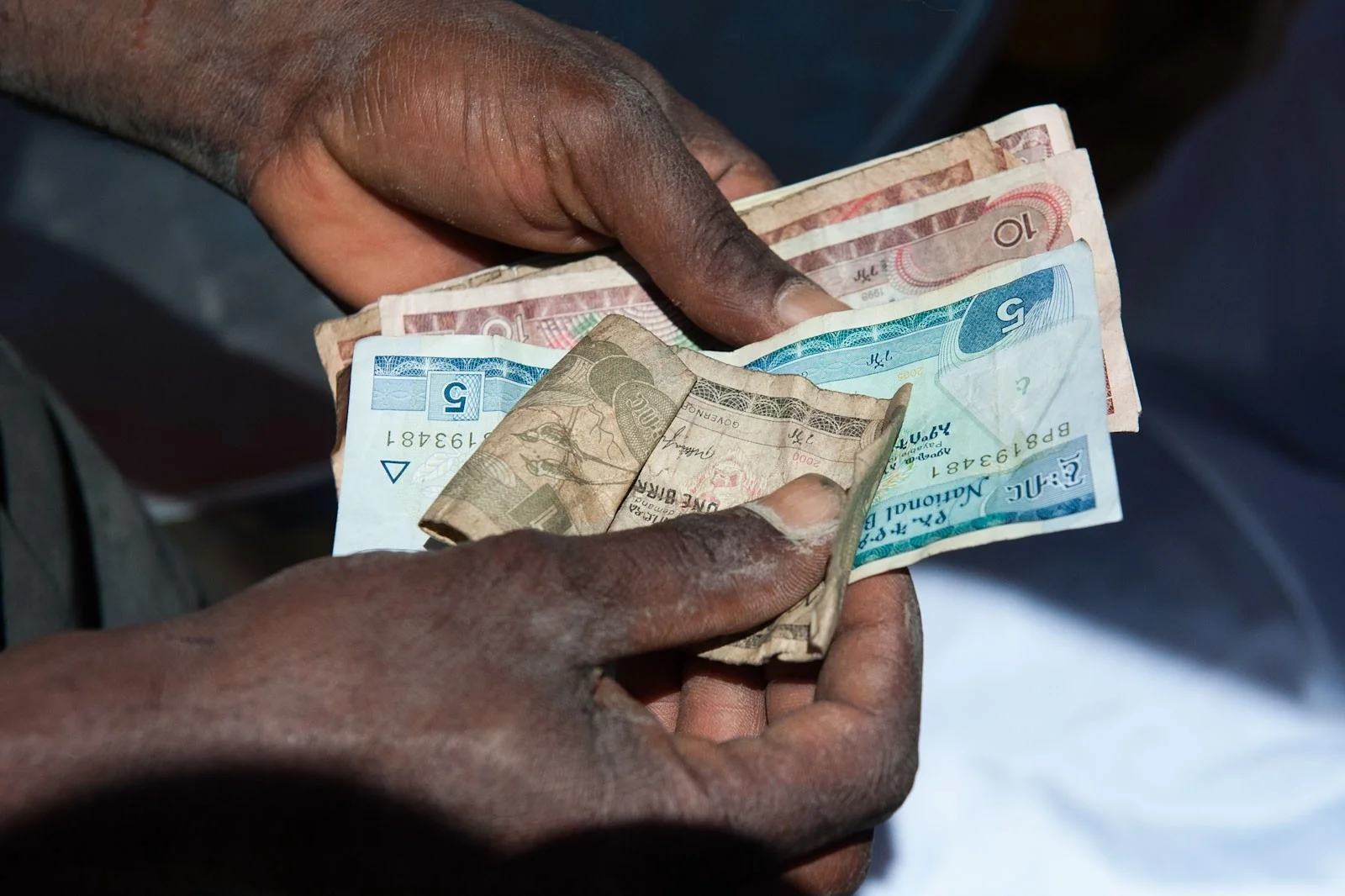 Banknoten in den Händen | Stiftung Menschen für Menschen Äthiopische Birr in den Händen