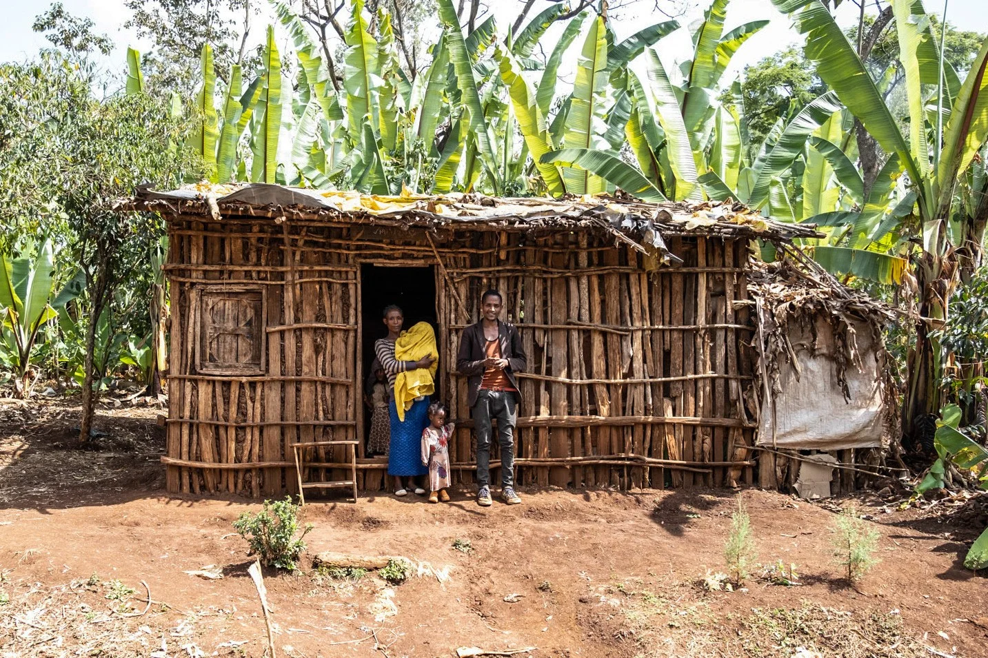 Bauernfamilie in Abaya, Äthiopien -  Stiftung Menschen für Menschen Bauernfamilie vor ihrer Hütte in Abaya auf dem Land