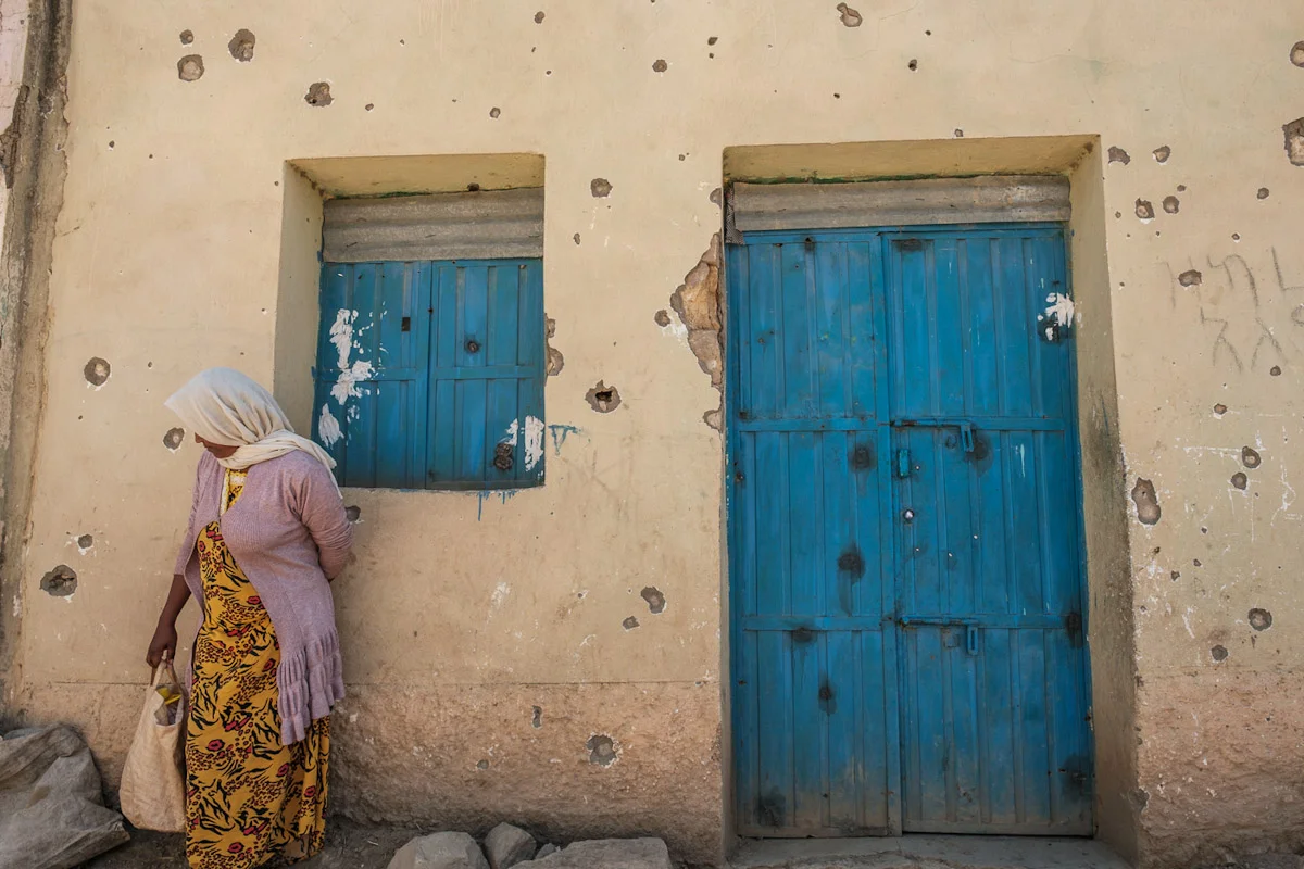 Tigraykrieg in Wukro, Äthiopien: Hausfassade mit Einschusslöchern | Stiftung Menschen für Menschen Hausfassade mit Einschusslöchern