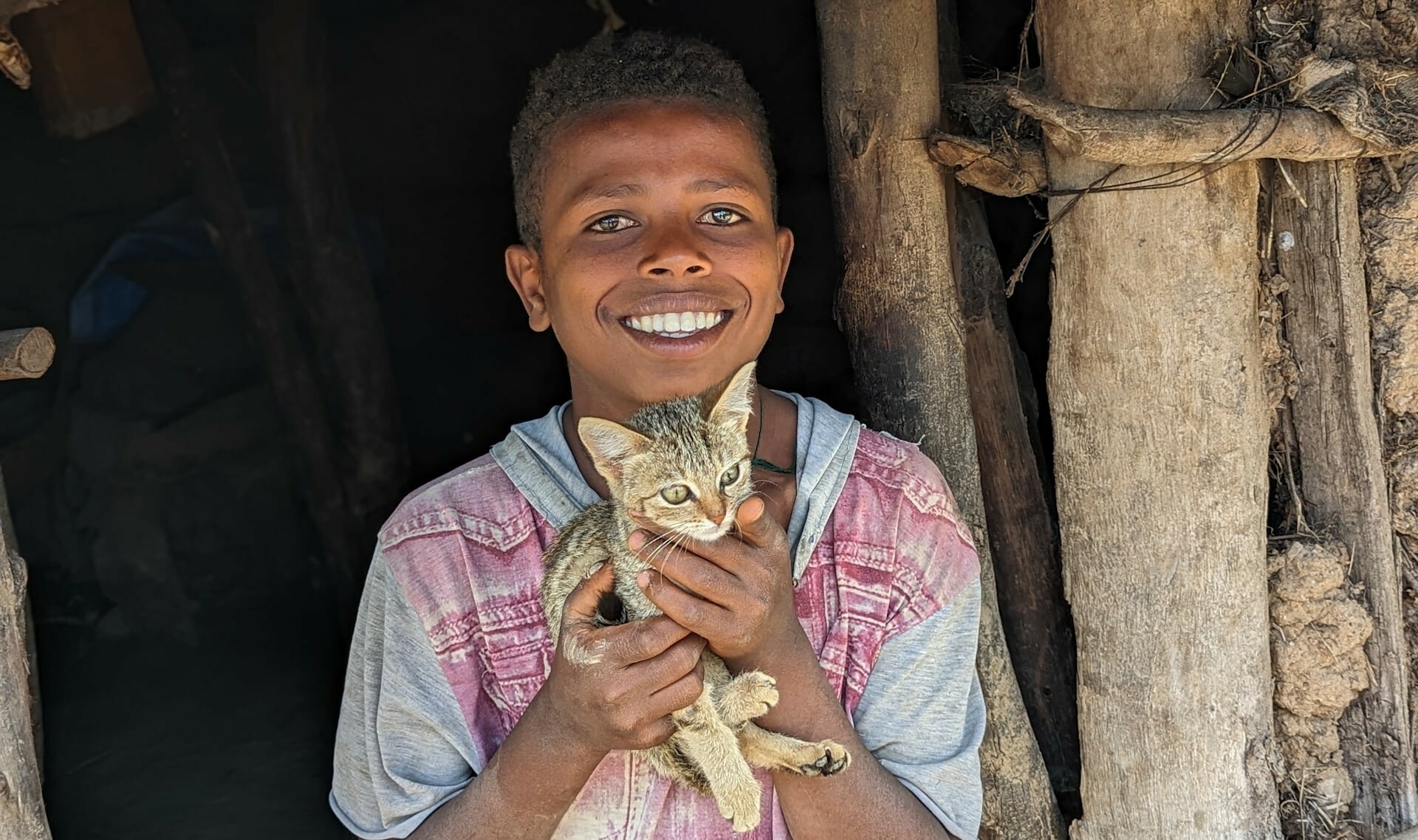 Hailemikael aus Fogera hält eine Katze_Titelbild Nagaya 1.24_Stiftung Menschen für Menschen