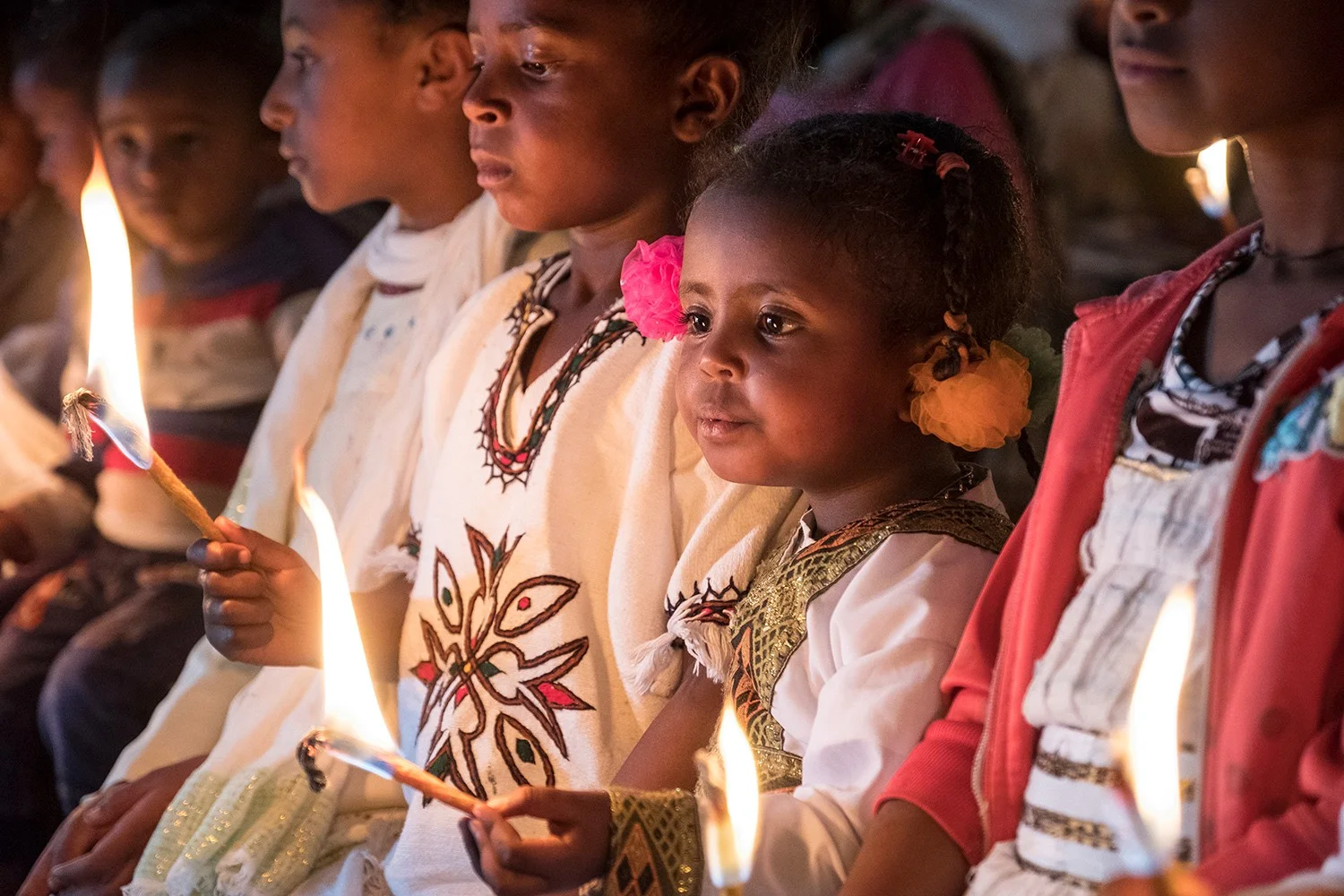 kinder_mit_kerze-weihnachten