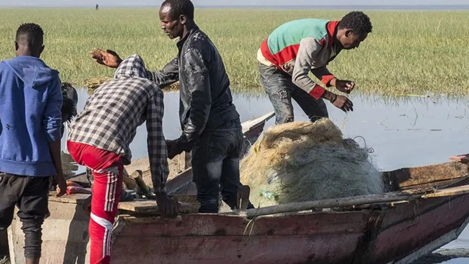 Männer steigen ins Boot