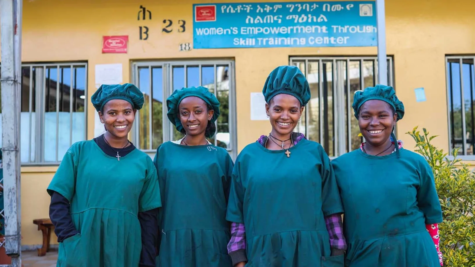 Berufsbildung in Addis Abeba, Äthiopien | Stiftung Menschen für Menschen Vier Berufsabsolventinnen in Hauswirtschaftsuniform