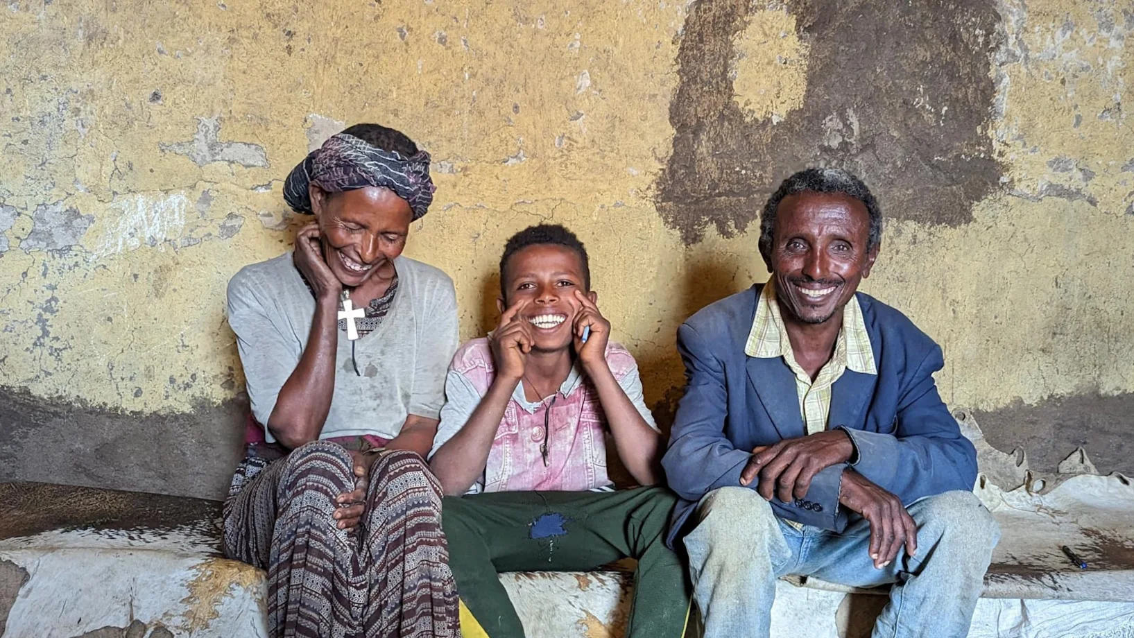 Lachende Menschen in Äthiopien | Stiftung Menschen für Menschen Mutter und Vater lachen, während der Sohn eine witzige Grimasse schneidet