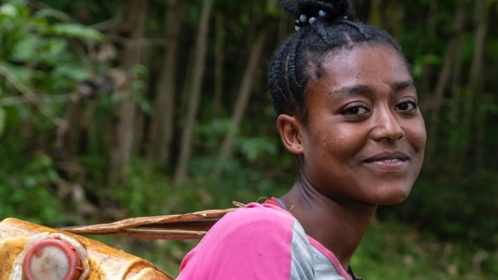 Tigist schleppt täglich Wasser Tigist schleppt täglich Wasser