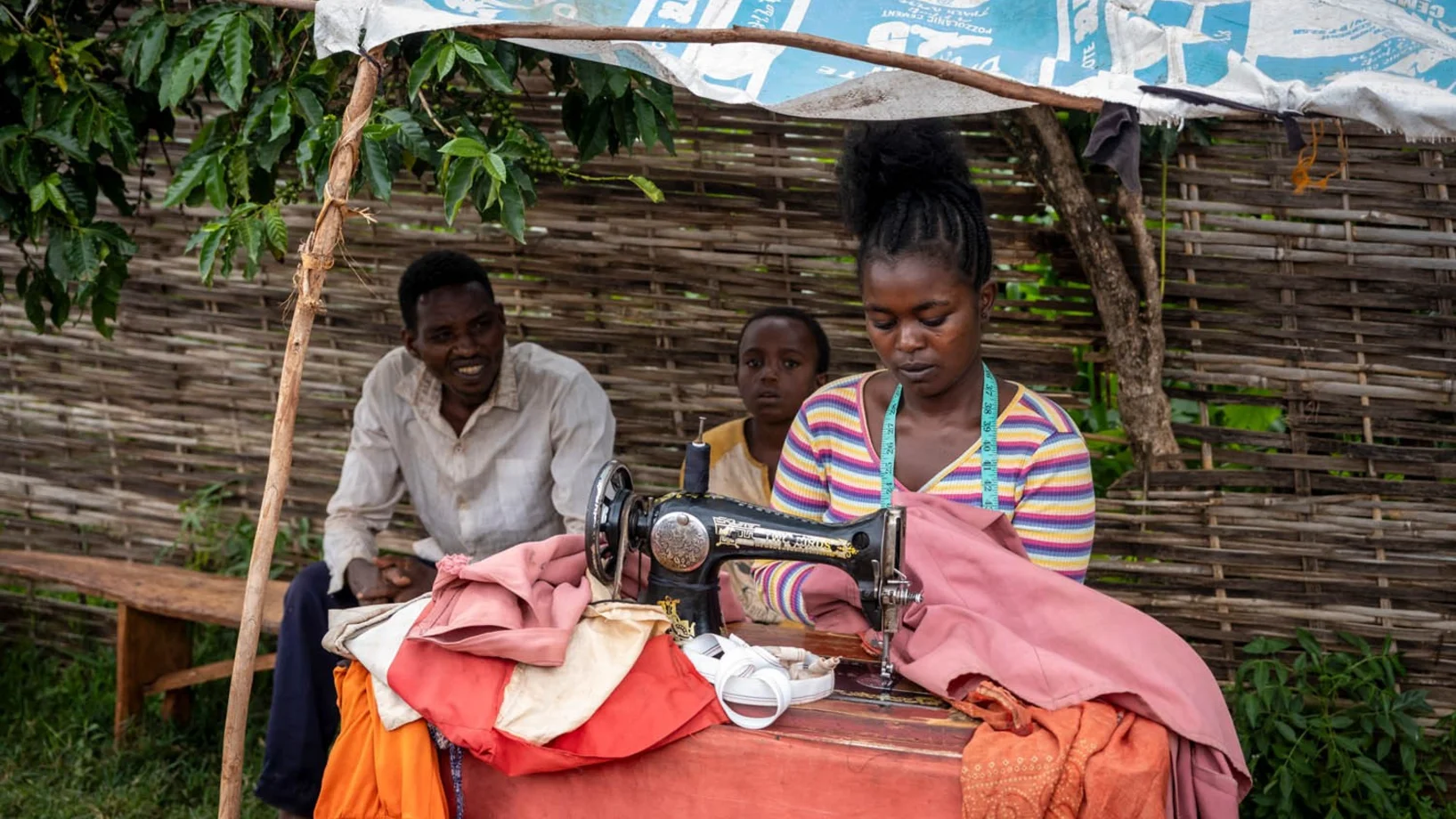 Seamstress Martha at the sewing machine | Foundation Menschen für Menschen Seamstress Martha while working on the sewing machine